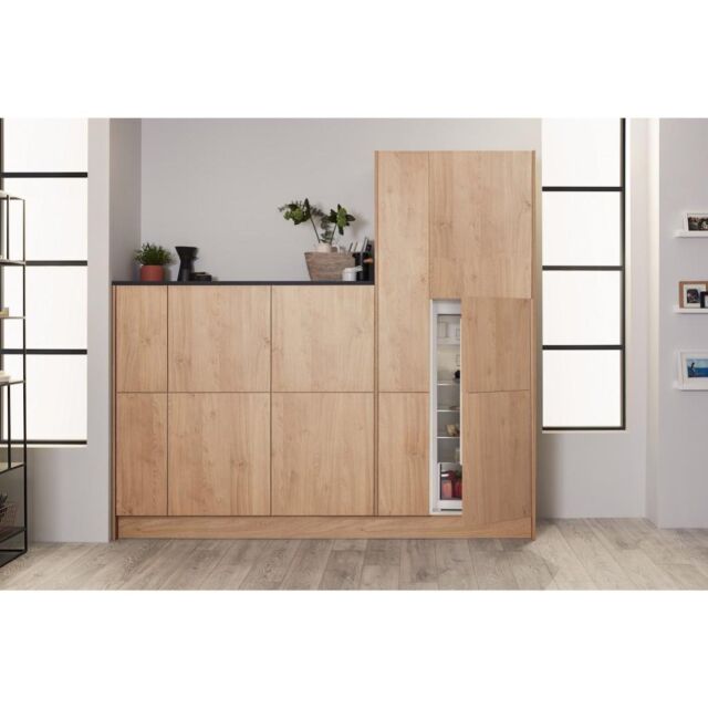 Hotpoint integrated fridge: inox